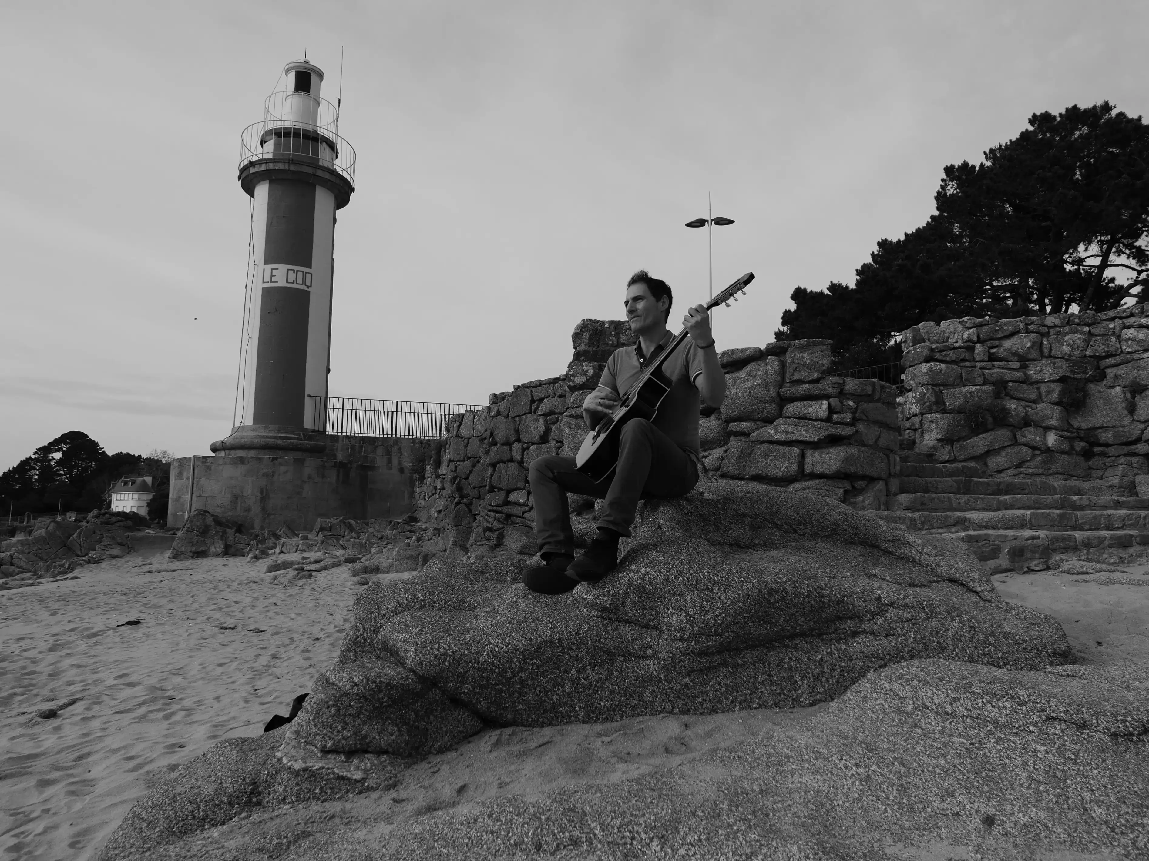 Guitare acoustique posée en studio — cours de guitare à domicile en Finistère Sud